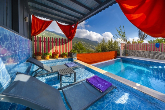 Villa Kara 1 Kalkan İslamlar havuz başı oturma alanı ve konforlu tasarım