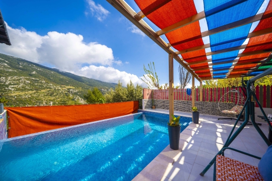 Villa Kara 1 Kalkan İslamlar havuz kenarı dinlenme alanı ve şezlonglar