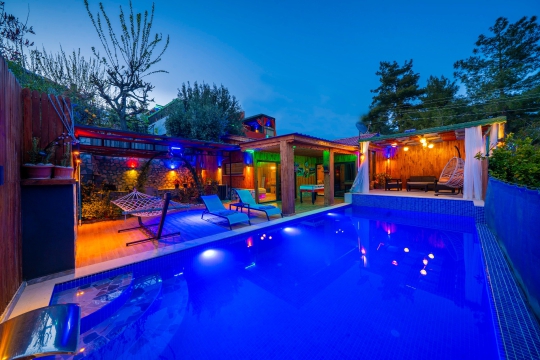 Villa Kara 2 Kalkan İslamlar gece aydınlatmalı havuz ve huzurlu tatil atmosferi