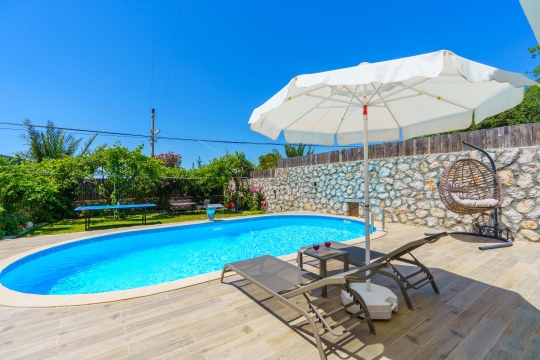 Şezlong alanları ve geniş yüzme havuzuyla dikkat çeken Villa Serter 2. Korunaklı havuzlu ve saunalı villa arayan misafirler için ideal bir seçenektir.
