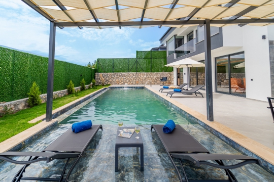 Villa Miyas 2’nin özel yüzme havuzu ve ferah bahçe alanı, ailelerin keyifli vakit geçirebileceği konforlu yaşam alanları sunmaktadır.