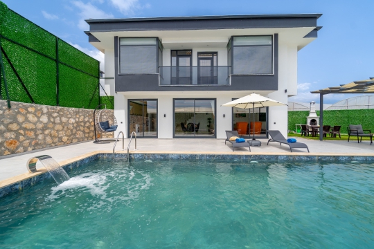 Villa Miyas 2’nin geniş havuz terası ve modern mimarisi, Kalkan’da huzurlu ve ayrıcalıklı bir tatil deneyimi sağlamaktadır.