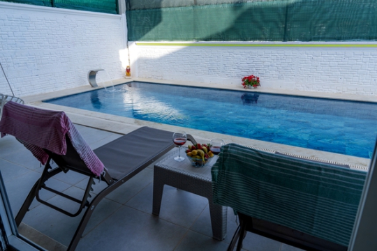Villa Doğan 2 Fethiye Seydikemer Çaltıözü havuz başı oturma alanı ve dinlenme köşesi