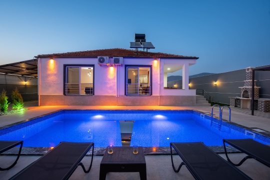 Villa Nara Fethiye Çalıca gece aydınlatmalı havuz ve villa görünümü