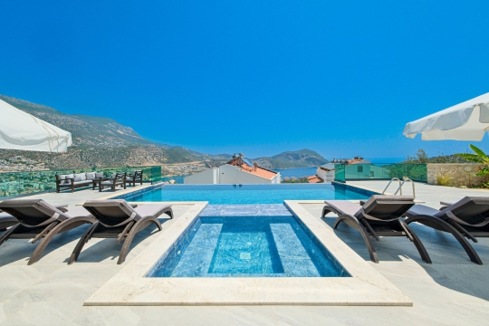 Kalkan'da Villa Bika'nın sonsuzluk hissi veren özel yüzme havuzu ve muhteşem Akdeniz manzarası.