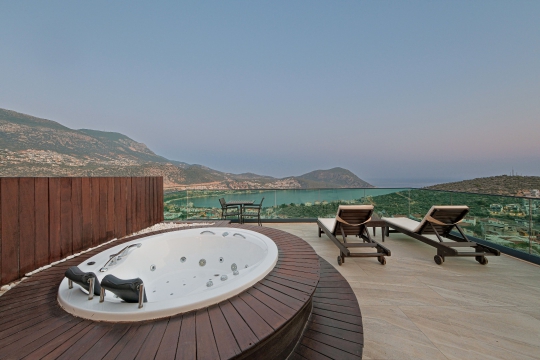 Villa Bika'nın panoramik deniz manzarasına sahip açık hava jakuzisi, konforlu tatilin vazgeçilmez adresi.