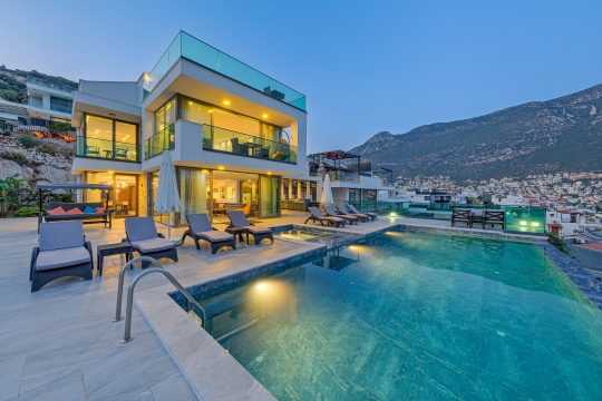 Villa Bika | Kalkan Ortaalan'da Deniz Manzaralı, Açık Hava Jakuzili, Saunalı, Hamamlı ve Sinema Odalı 5+1 Kiralık Ultra Lüks Villa
