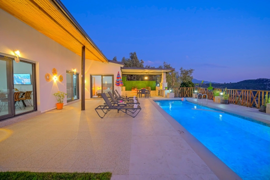 Villa Arda Seydikemer'de doğa içerisinde geniş veranda ve özel havuz alanı.