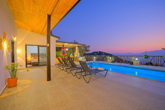 Villa Arda Seydikemer'de gün batımı manzaralı özel havuz ve teras alanı.