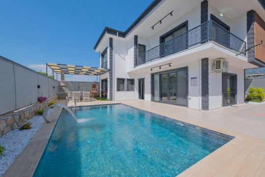 Fethiye Kadıköy bölgesinde yer alan Villa Gökalp’in geniş özel yüzme havuzu ve modern mimarisi, muhafazakar ailelere konforlu bir tatil deneyimi sunmaktadır.