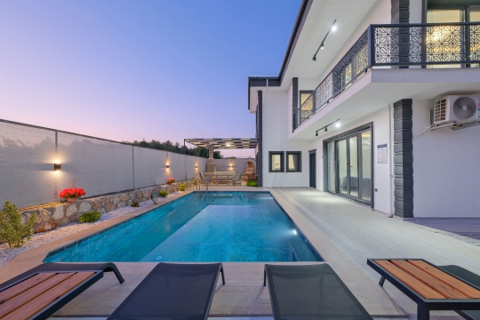 Gün batımı manzarasına karşı özel havuz keyfi sunan Villa Gökalp, korunaklı yapısı sayesinde gözlerden uzak huzurlu bir tatil fırsatı sağlar.