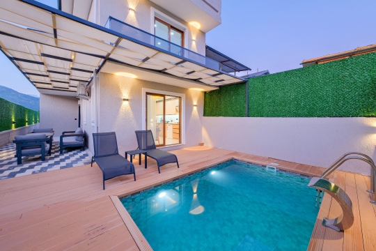 Villa Zula'da akşam aydınlatmalı özel havuz ve modern veranda keyfi