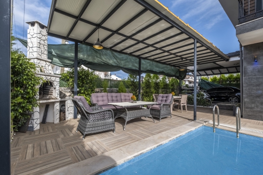 Fethiye Çisem 3 Villa’da havuz başında yer alan gölgelikli oturma alanı ile keyifli vakit geçirebileceğiniz özel veranda.