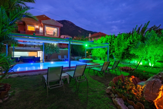 Fethiye Ovacık’ta bulunan Villa Heves 1’in gece konseptli özel havuzu ve lüks bahçe alanını gösteren estetik villa fotoğrafı.