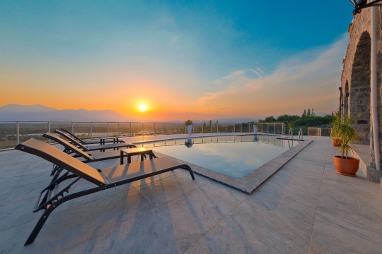 Villa Palace terasından gün batımı manzarası ve özel havuz keyfi.