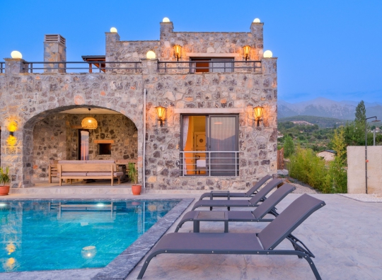 Seydikemer Döğer'de yer alan Villa Palace'ın akşam aydınlatmalı lüks taş villa dış cephesi.