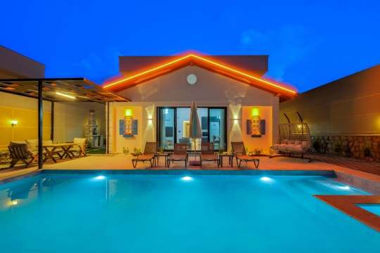 Villa Agora 8  de  akşam aydınlatmalı özel havuz ve modern villa tasarımı