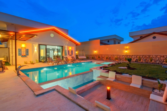 Villa Agora 8 Seydikemer Çobanlar’da lüks havuz başı oturma alanı ve peyzaj detayları