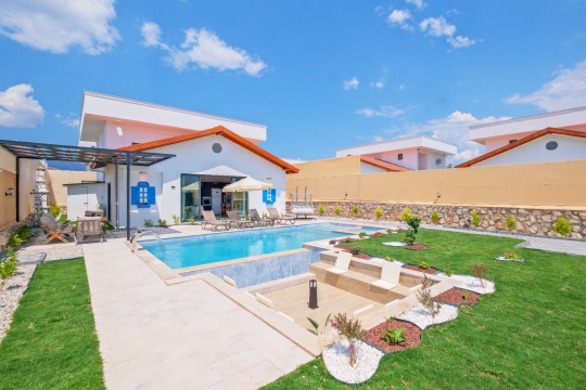 Villa Agora 6 geniş bahçeli ve özel havuzlu villa
