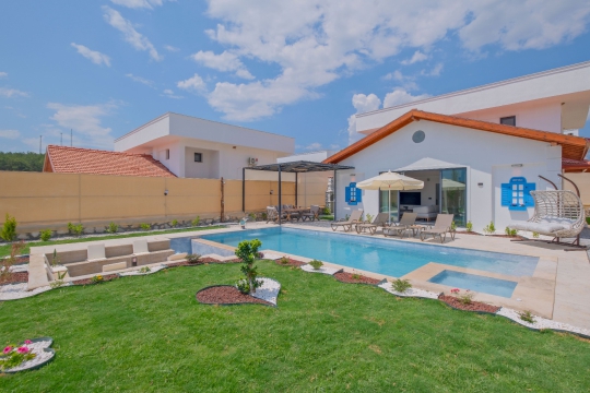 Villa Agora 7 yeşil bahçesi ve geniş havuz alanı