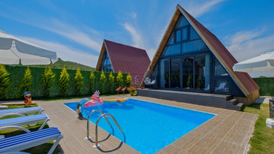 Korunaklı havuz alanına sahip Vega Bungalov 2, aileler ve balayı çiftleri için ideal tatil seçeneği sunuyor.