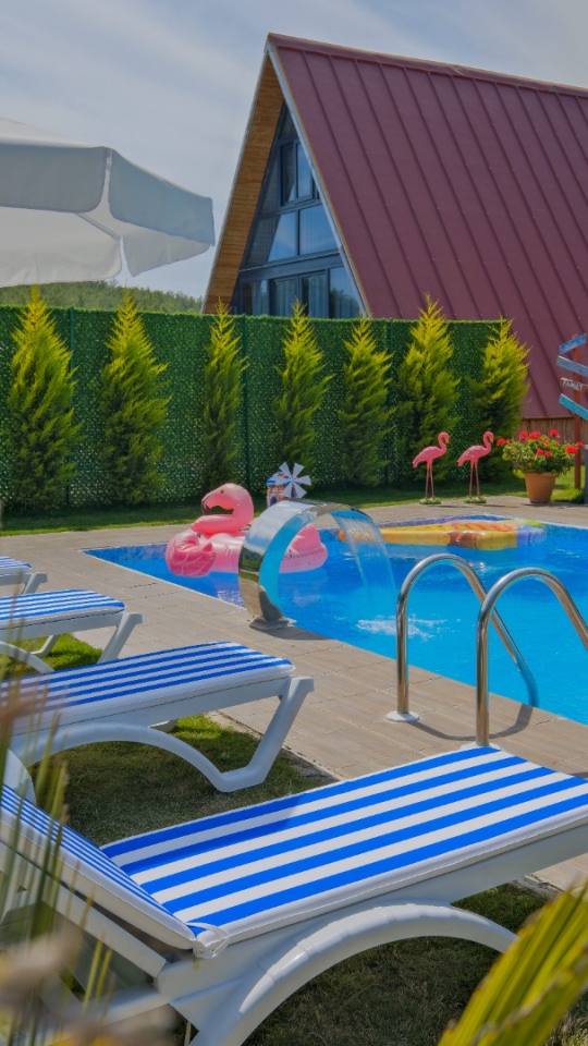 Özel yüzme havuzu ve güneşlenme alanlarıyla Vega Bungalov 2’nin ferah bahçe tasarımı.