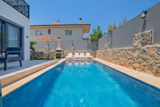 Fethiye Karaçulha'da Villa Linda 1'in geniş özel yüzme havuzu.