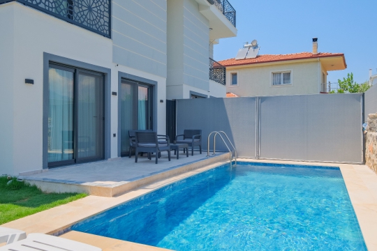Fethiye Karaçulha'da Villa Linda 2'nin özel yüzme havuzu ve terası.