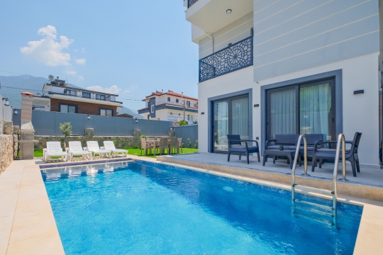 Villa Linda 2'nin geniş özel yüzme havuzu ve güneşlenme alanı.