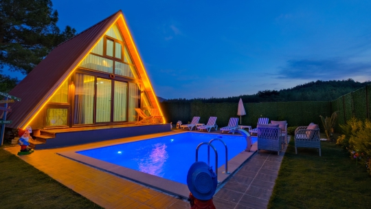 Akşam ışıklandırmasıyla dikkat çeken Vega Bungalov 2, özel havuzu ve romantik atmosferiyle unutulmaz tatil sunuyor.