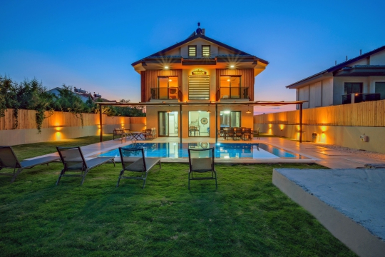 Fethiye Ovacık'taki Villa Cozy'nin geniş bahçesi, özel havuzu ve ailelere uygun lüks villa konsepti.