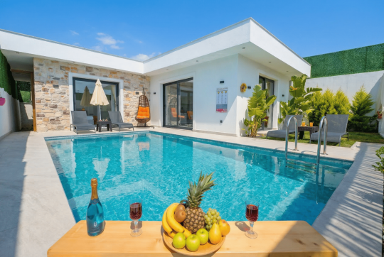 Villa Yakut Fethiye’de özel yüzme havuzu ve geniş bahçe alanı