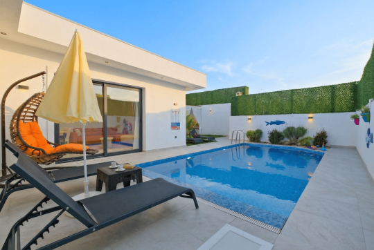 Villa Yakut Fethiye Karaçulha’da şezlonglu özel havuz ve bahçe alanı