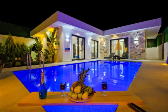 Villa Yakut 2’nin gece aydınlatmalı özel havuz ve villa görünümü