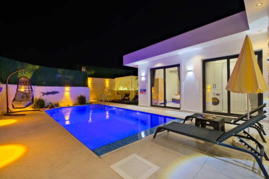 Villa Yakut 2’nin gece manzarasında aydınlatmalı özel havuz alanı
