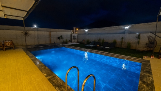 Akşam ışıklarıyla öne çıkan Villa Vira özel havuzlu kiralık villa dış görünümü