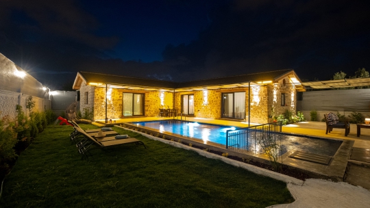 Villa Vira’nın geniş bahçesi ve özel yüzme havuzu ile huzurlu tatil atmosferi