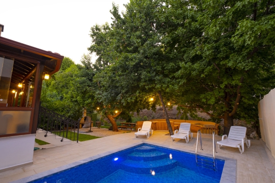 Doğa içerisinde yer alan Villa Ezgi geniş bahçe ve özel yüzme havuzu
