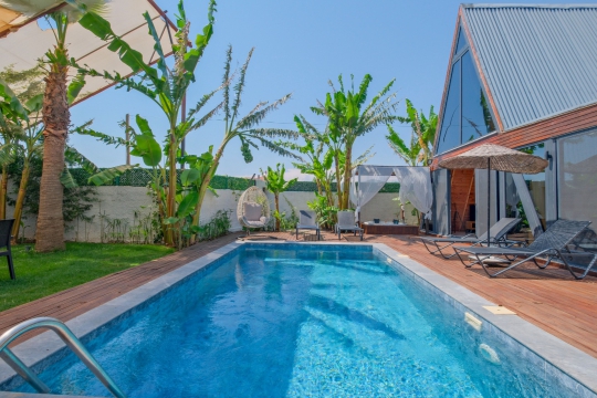 Fethiye Çamköy’de bulunan As Bungalov 1’in özel havuzu, tropikal bahçe düzenlemesi ve huzurlu tatil atmosferi.
