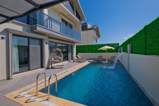 Özel havuz terası, şezlong alanları ve ferah yaşam alanlarıyla Villa Marsel 1, kalabalık aileler için ideal bir tatil villasıdır.