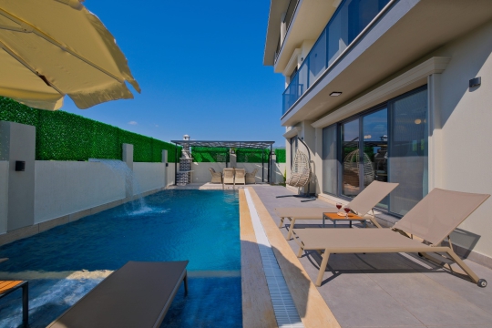 Modern mimarisi ve geniş havuz alanıyla öne çıkan Villa Marsel 1, Seydikemer’de huzurlu bir villa tatili arayan misafirleri bekliyor.