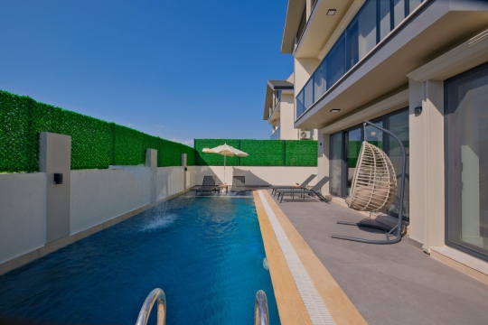 Korunaklı havuz alanı ve ferah bahçesiyle Villa Marsel 2, Seydikemer’de huzurlu bir tatil arayan misafirleri beklemektedir.