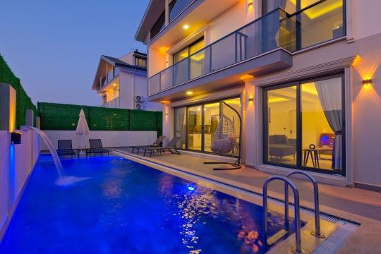 Özel havuzu ve şık dış cephesiyle öne çıkan Villa Marsel 2, aileler ve arkadaş grupları için ideal bir tatil villasıdır.