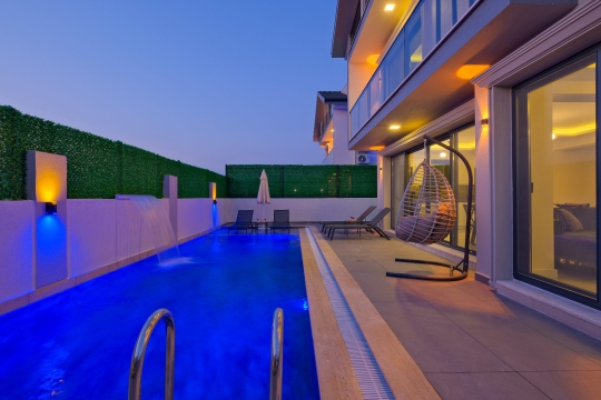 Akşam aydınlatmalarıyla göz kamaştıran özel havuz alanı, Villa Marsel 2’de keyifli yaz akşamları geçirmeniz için tasarlanmıştır.