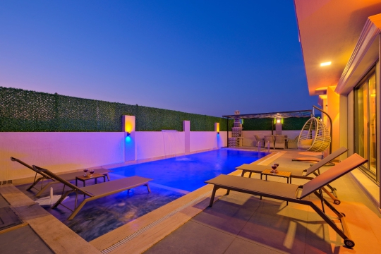 Gün batımında renklenen özel havuz ve dinlenme alanları, Villa Marsel 1’de unutulmaz tatil anları yaşamanızı sağlar.