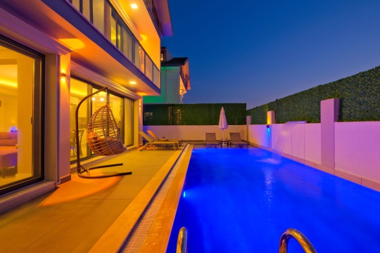 Akşam aydınlatmalarıyla göz kamaştıran Villa Marsel 1’in özel havuzu, keyifli yaz akşamları için benzersiz bir atmosfer sunmaktadır.