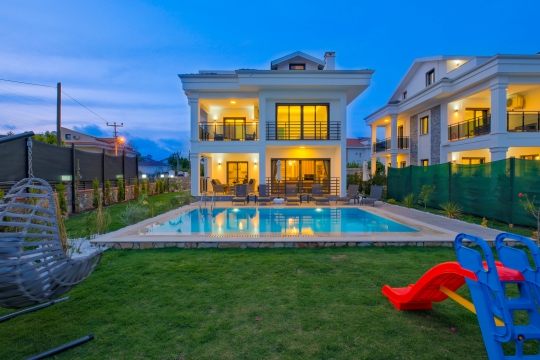 Geniş bahçeli müstakil Villa Beyaz 1 dış cephe genel görünüm