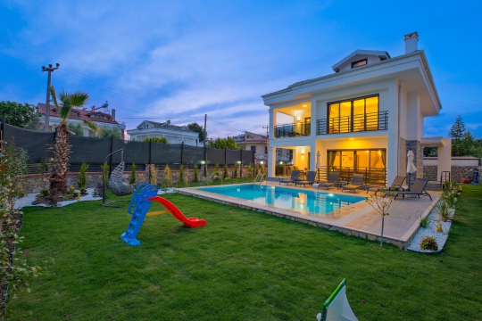 Kalabalık ailelere uygun Villa Beyaz 1 dış mekan yaşam alanı