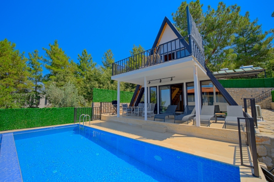 Kalkan Villa Mino'nun modern tasarımı, özel havuzu ve ferah bahçesiyle aileler ve balayı çiftlerine uygun yaşam alanı.