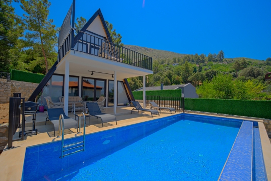 Villa Mino Duo'nun özel yüzme havuzu, geniş verandası ve modern tasarımıyla aileler ve balayı çiftlerine uygun yaşam alanı.
